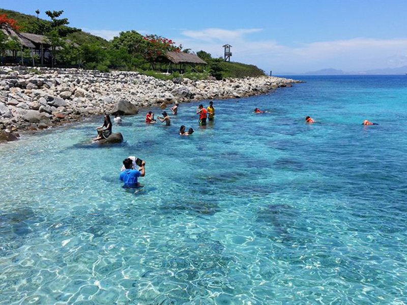 Tắm biển Hòn Mun Nha Trang